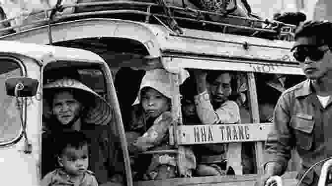 Vietnamese Refugees Arriving On A Boat Seeking Asylum In Camps: Vietnamese Refugees Asylum Seekers And Repatriates (Critical Refugee Studies 1)